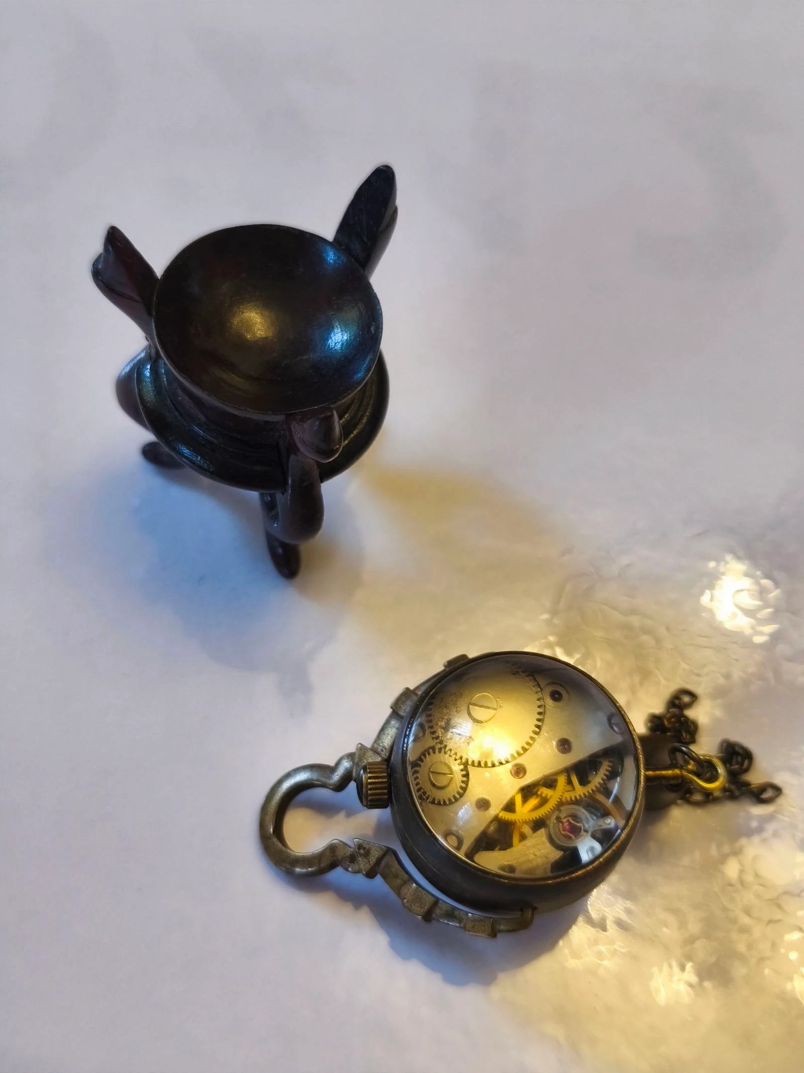 Relógio miniatura de corda antigo sobre base de madeira – photo 14